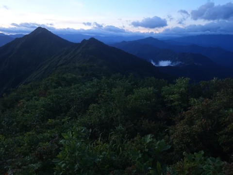 2022/9 百字ヶ岳山頂より 右に未丈ヶ岳 左は毛猛山
